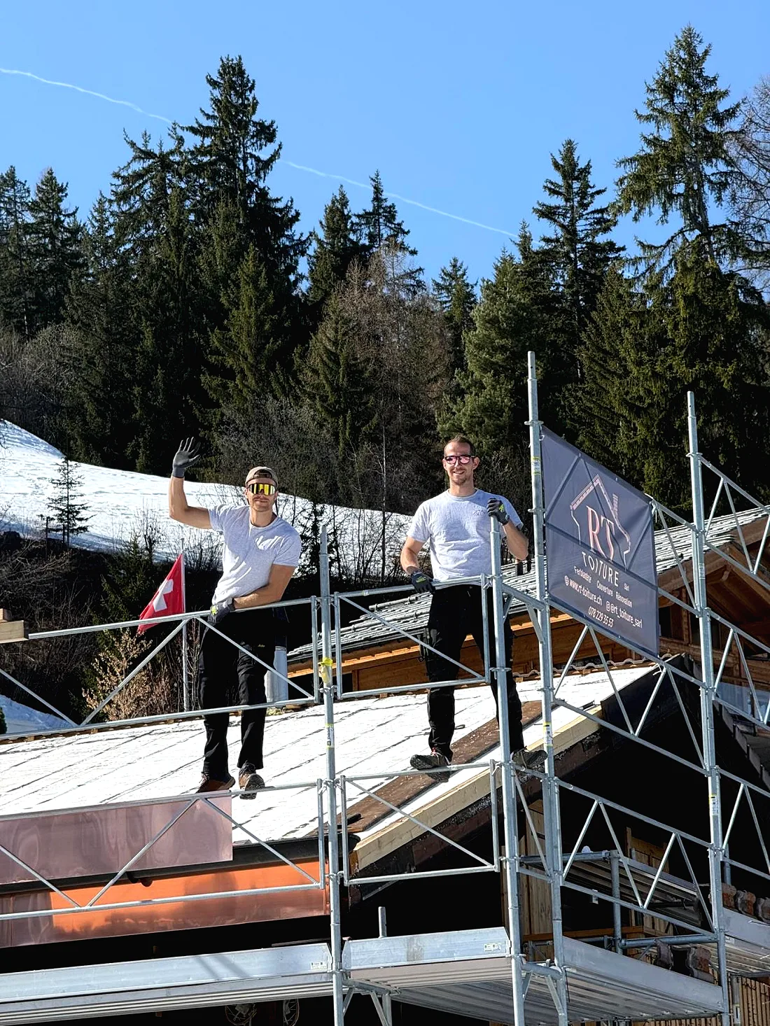 Raphaël Marchyllie et Tom Schneider sur un chantier de toiture en Valais