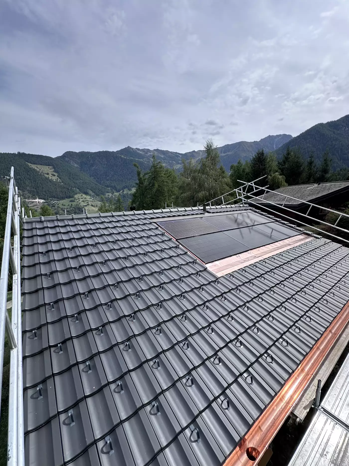 Rénovation complète de toiture en tuile terre cuite, ferblanterie cuivre et instalation solaire